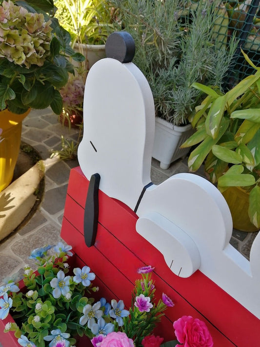 Snoopy Planter - Wooden Planter Box - DIY Kit - Realistic Garden Plant Holder